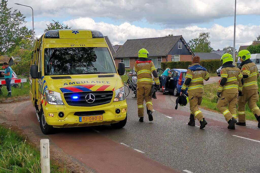 Twee auto's met elkaar in botsing in bocht