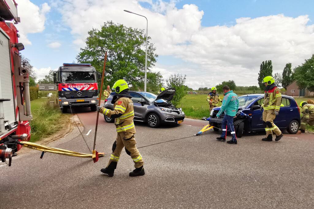 Twee auto's met elkaar in botsing in bocht