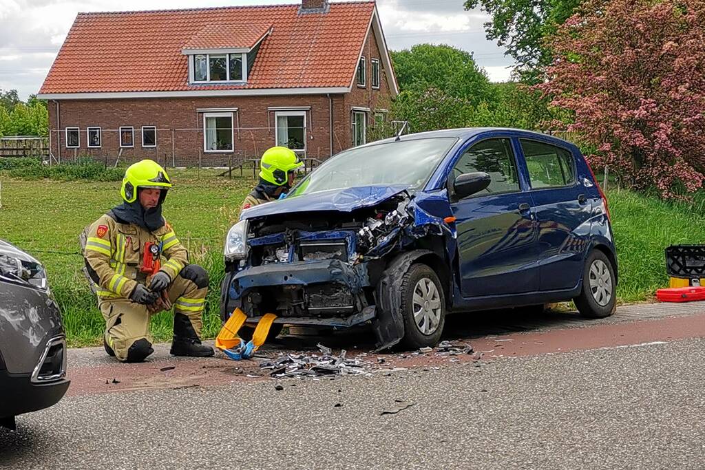 Twee auto's met elkaar in botsing in bocht
