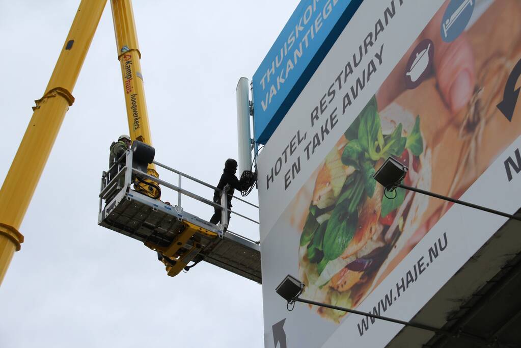 Antennes geplaatst op reclamemast