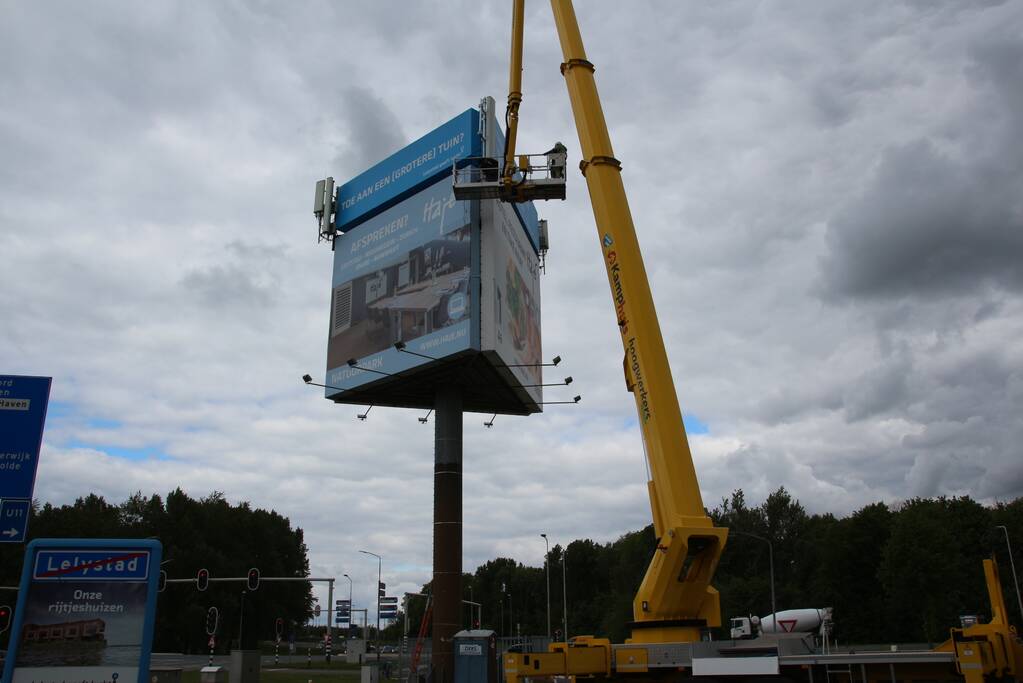 Antennes geplaatst op reclamemast