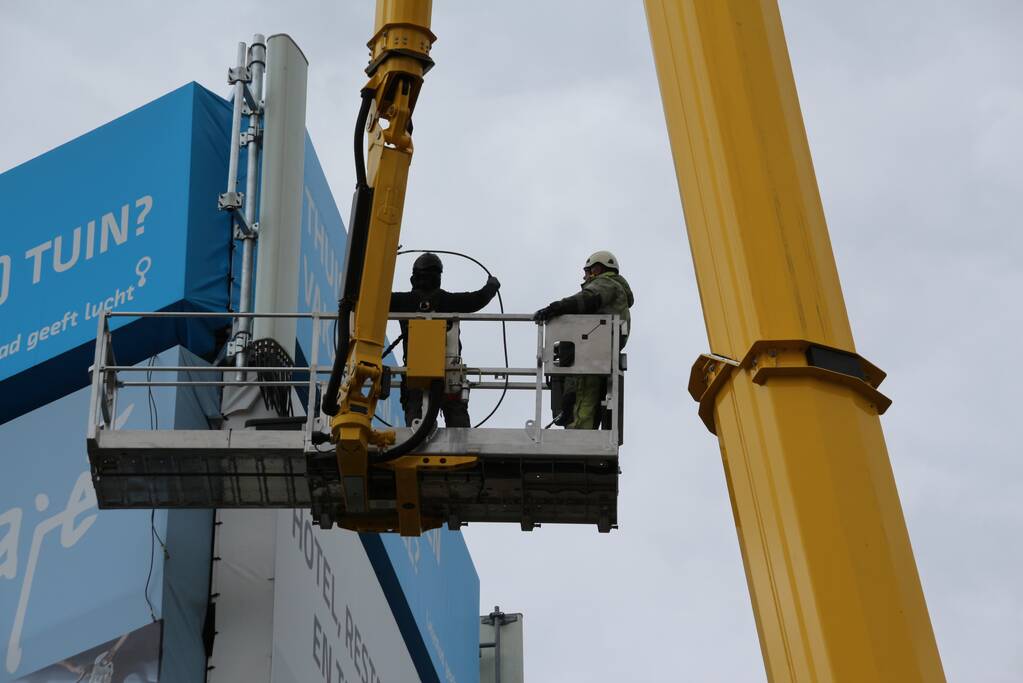 Antennes geplaatst op reclamemast