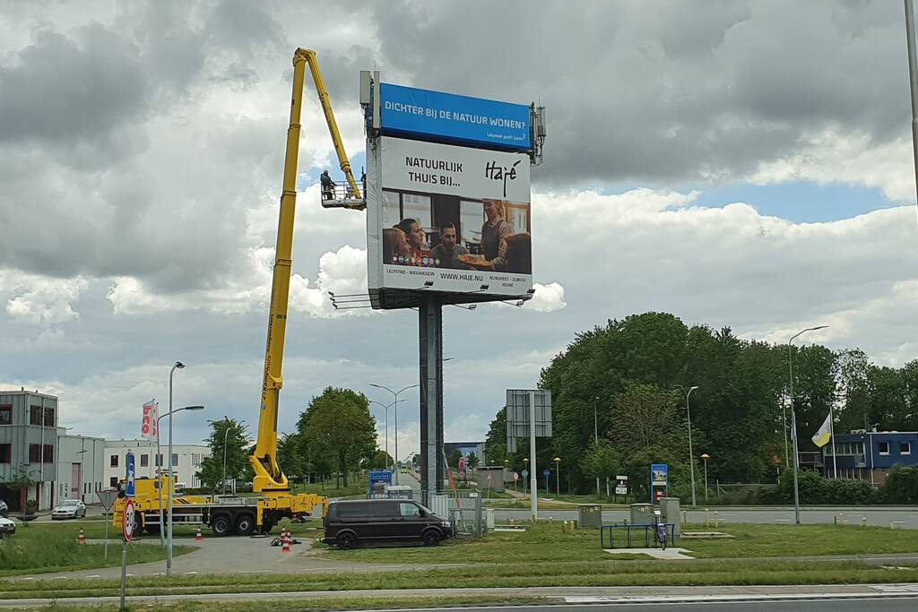 Antennes geplaatst op reclamemast