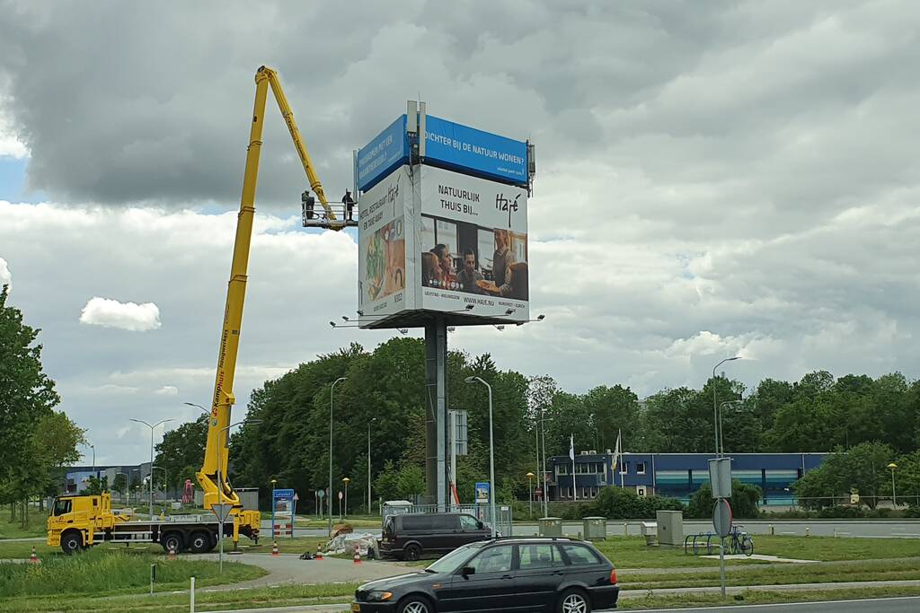 Antennes geplaatst op reclamemast