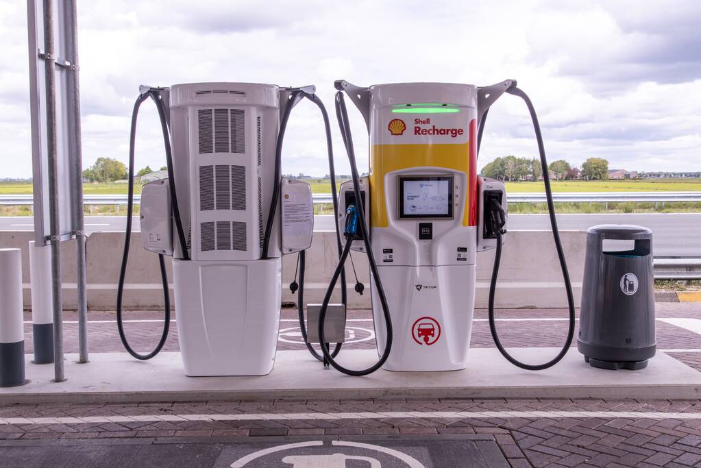 Eerste 175 kW snellaadpalen bij tankstation Shell De Slaag