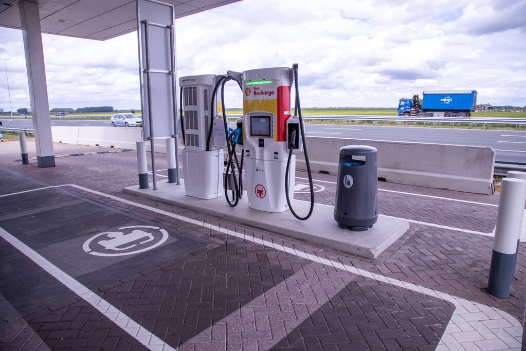 Eerste 175 kW snellaadpalen bij tankstation Shell De Slaag