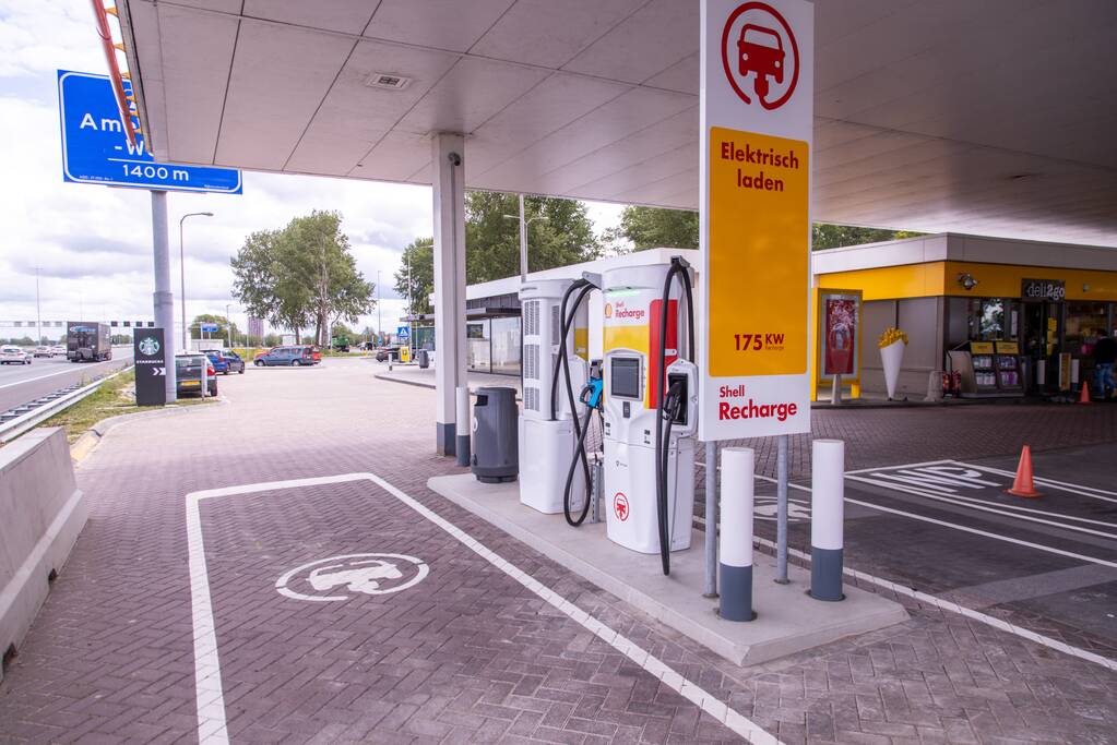 Eerste 175 kW snellaadpalen bij tankstation Shell De Slaag