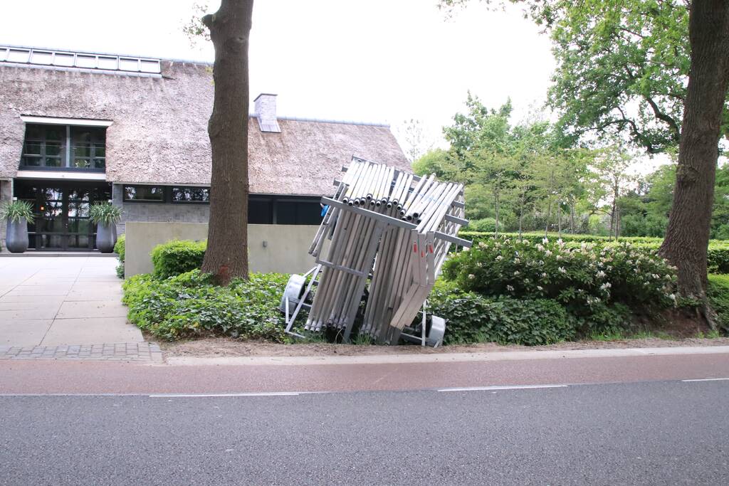 Aanhanger raakt los en belandt in greppel, bestuurder rijdt door