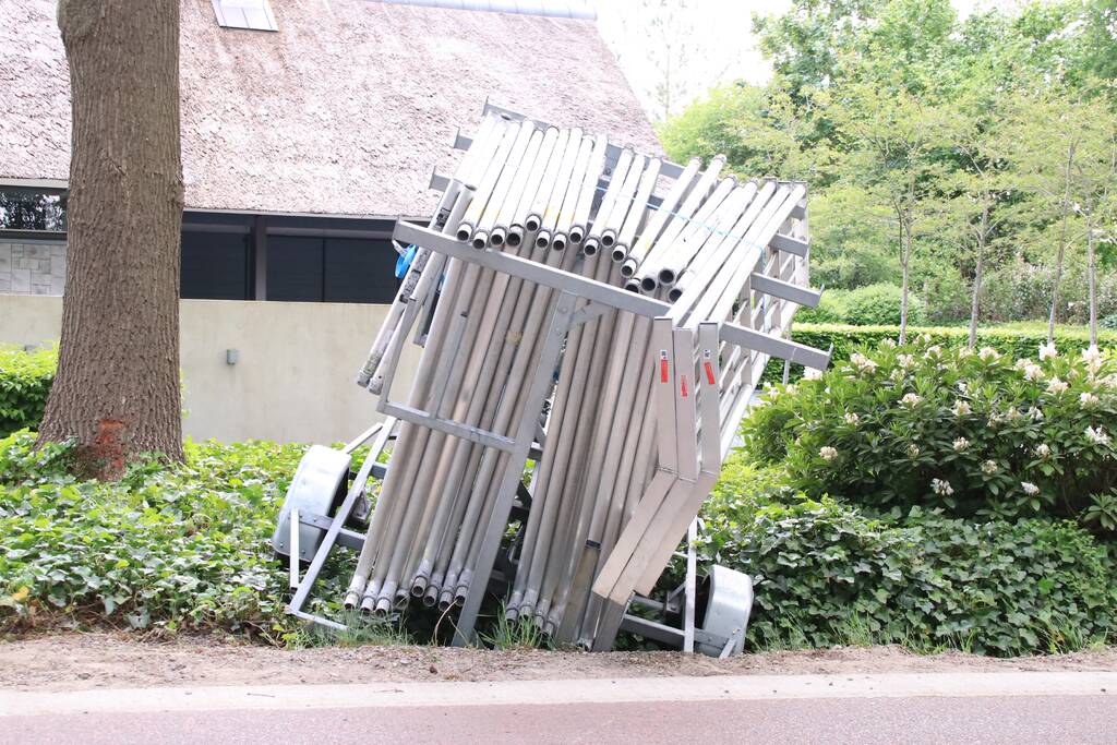 Aanhanger raakt los en belandt in greppel, bestuurder rijdt door