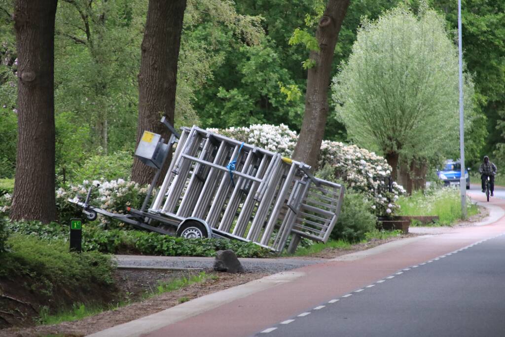 Aanhanger raakt los en belandt in greppel, bestuurder rijdt door