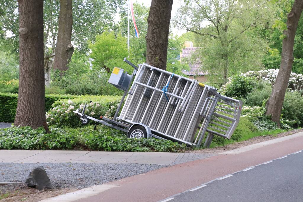 Aanhanger raakt los en belandt in greppel, bestuurder rijdt door