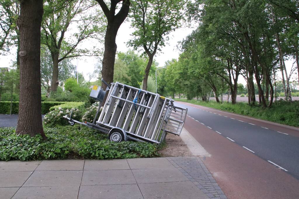 Aanhanger raakt los en belandt in greppel, bestuurder rijdt door