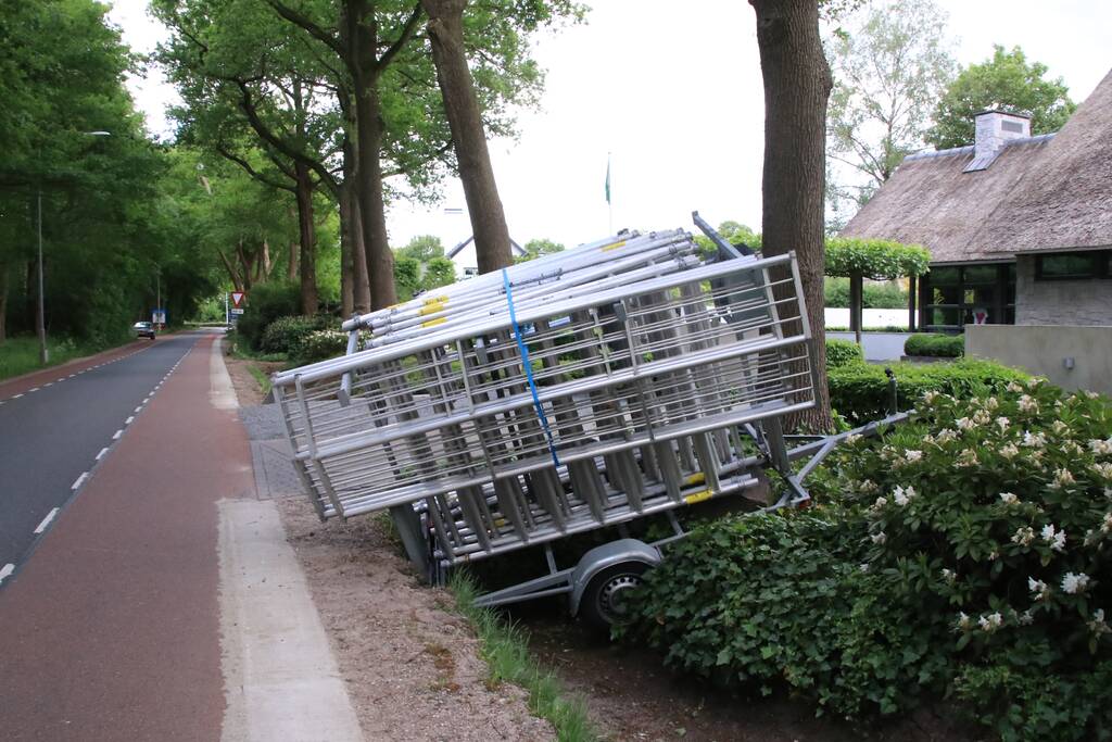 Aanhanger raakt los en belandt in greppel, bestuurder rijdt door