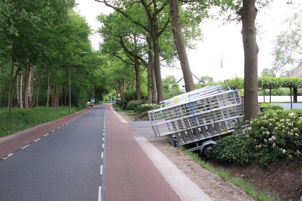 Aanhanger raakt los en belandt in greppel, bestuurder rijdt door