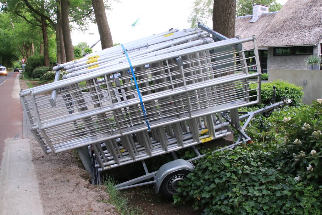 Aanhanger raakt los en belandt in greppel, bestuurder rijdt door