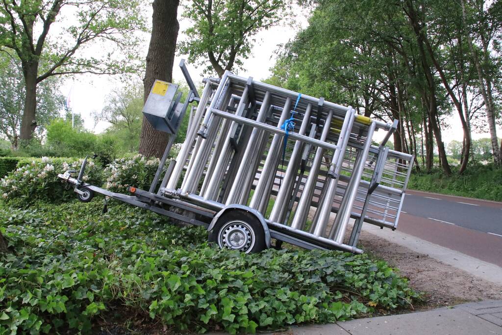 Aanhanger raakt los en belandt in greppel, bestuurder rijdt door