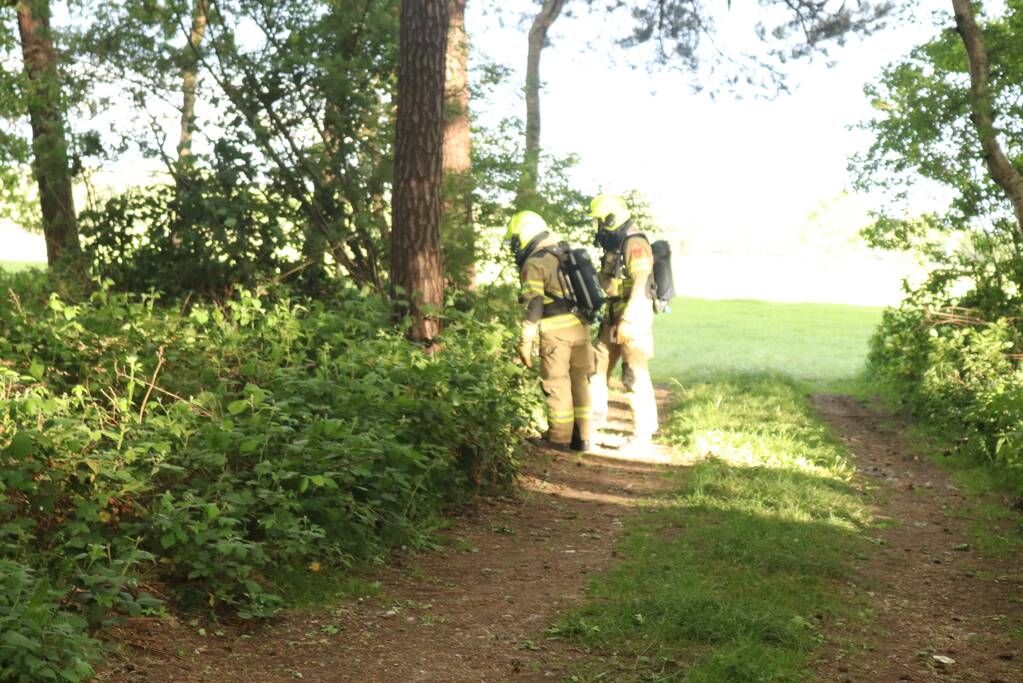 Vaten met mogelijk drugsafval aangetroffen in bos