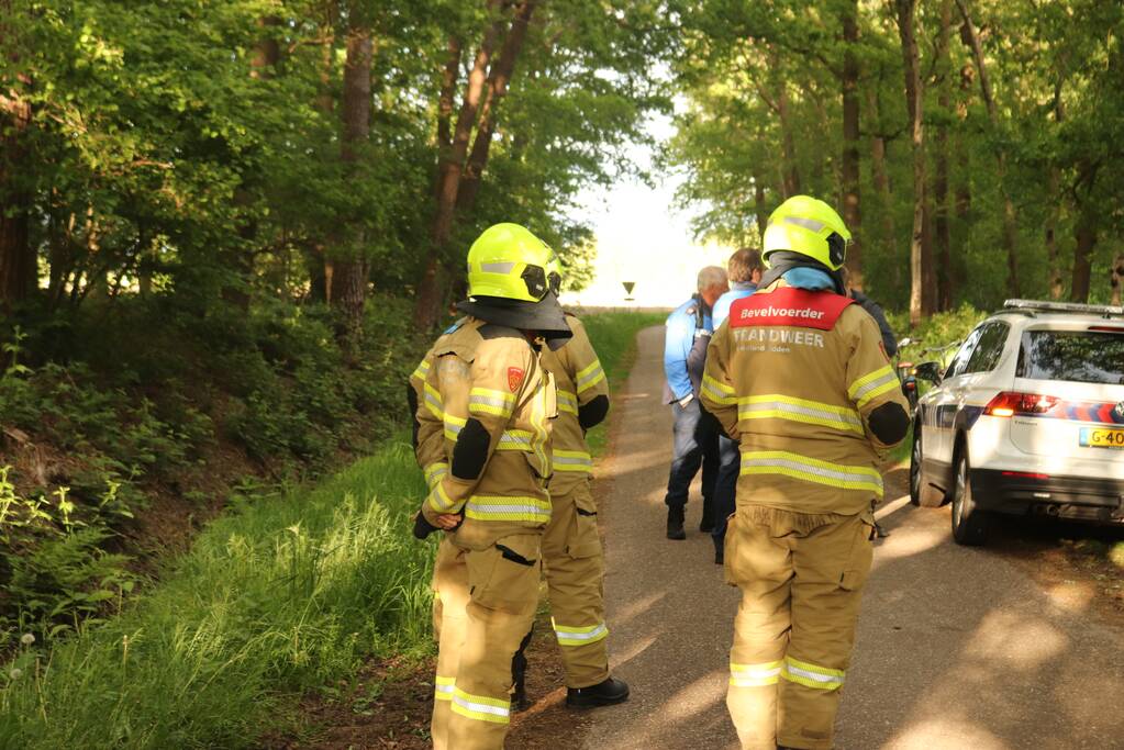 Vaten met mogelijk drugsafval aangetroffen in bos