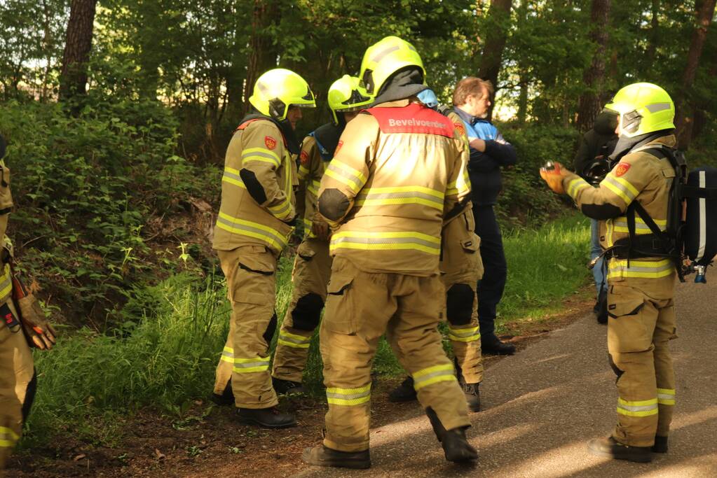 Vaten met mogelijk drugsafval aangetroffen in bos