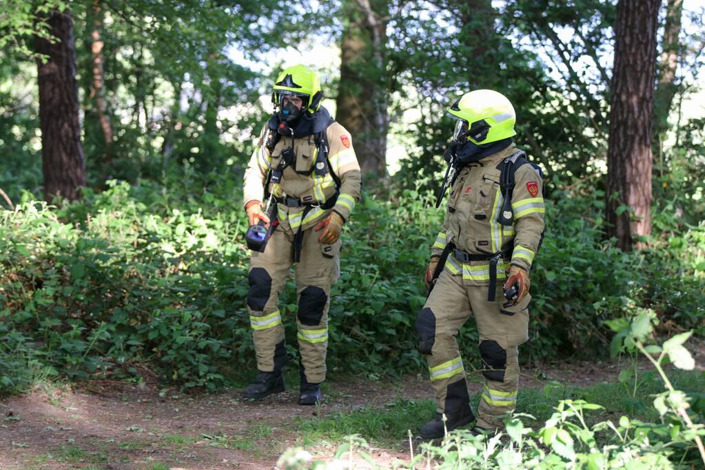 Vaten met mogelijk drugsafval aangetroffen in bos