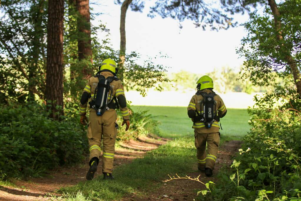 Vaten met mogelijk drugsafval aangetroffen in bos