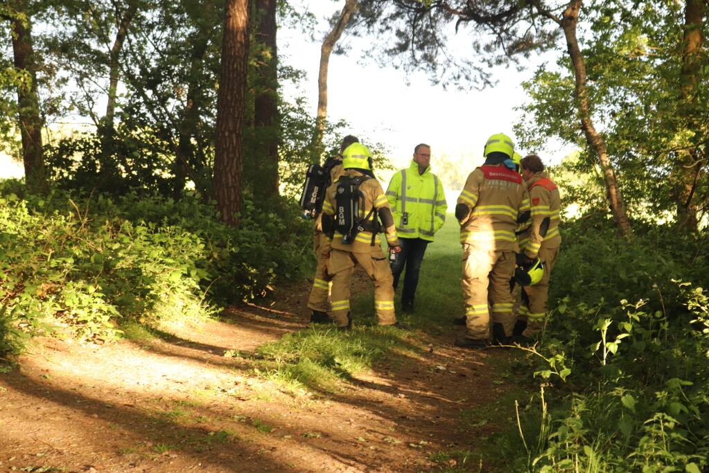Vaten met mogelijk drugsafval aangetroffen in bos