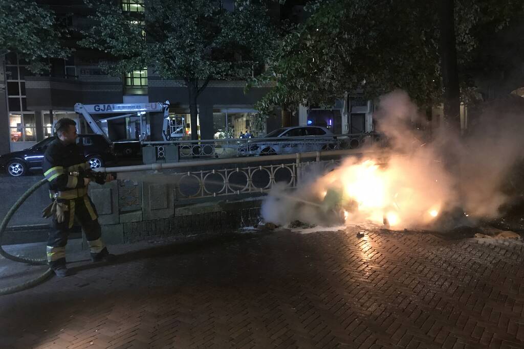 Stapel afval in brand gestoken tegenover fietsenwinkel