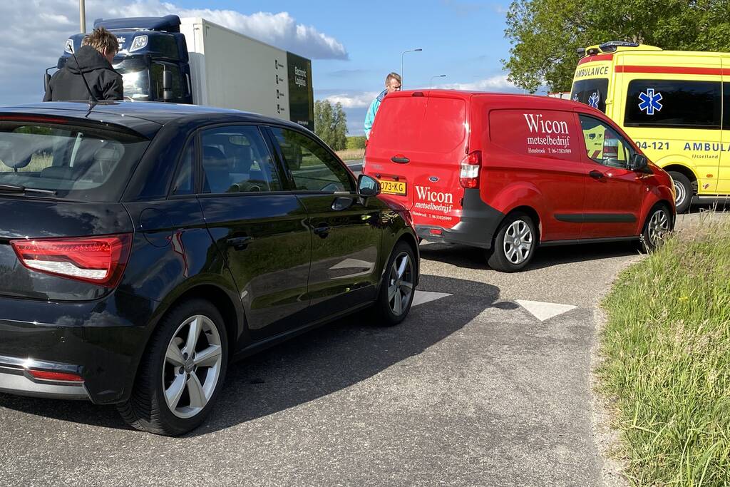 Persoon gewond na aanrijding met auto