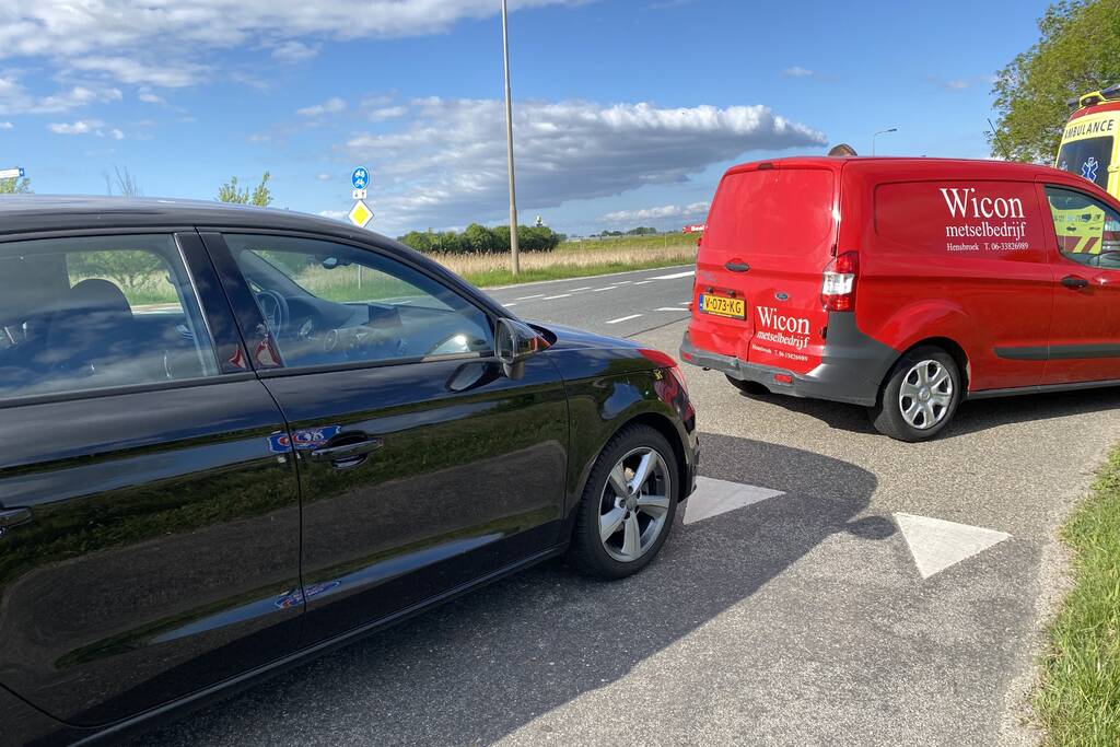 Persoon gewond na aanrijding met auto