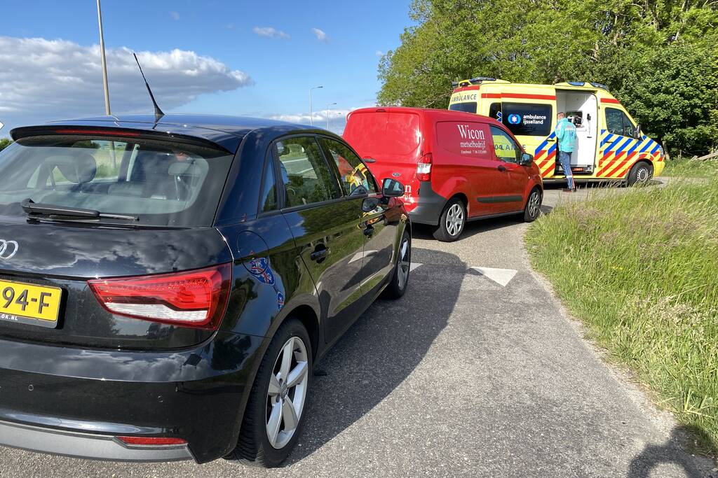 Persoon gewond na aanrijding met auto