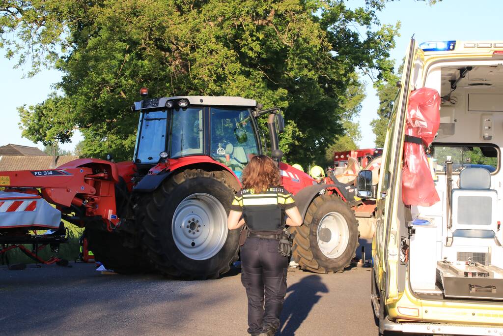 Scooter en scooterrijder bekneld onder tractor na ongeval