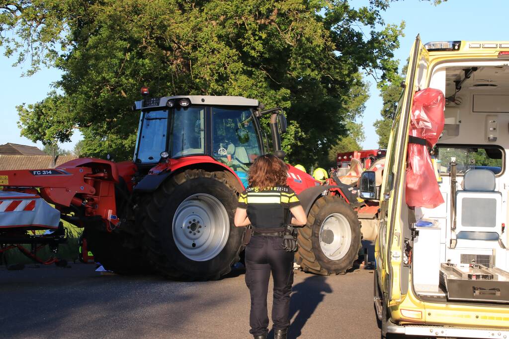 Scooter en scooterrijder bekneld onder tractor na ongeval