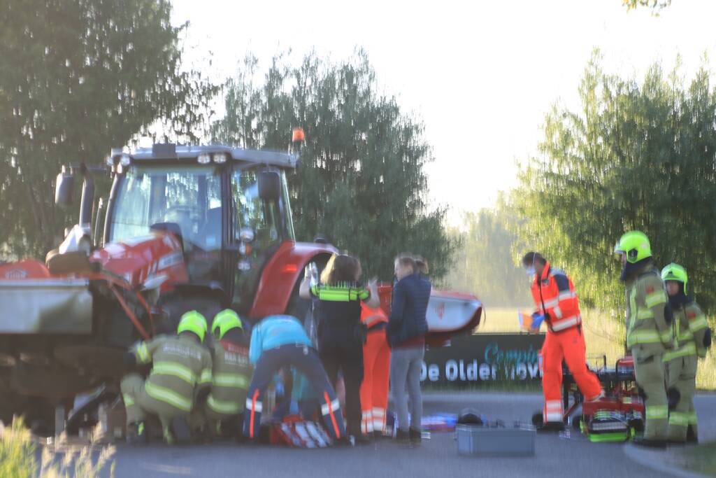 Scooter en scooterrijder bekneld onder tractor na ongeval