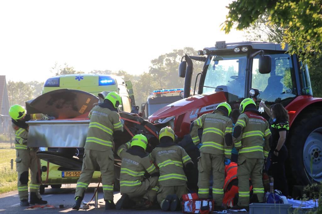 Scooter en scooterrijder bekneld onder tractor na ongeval