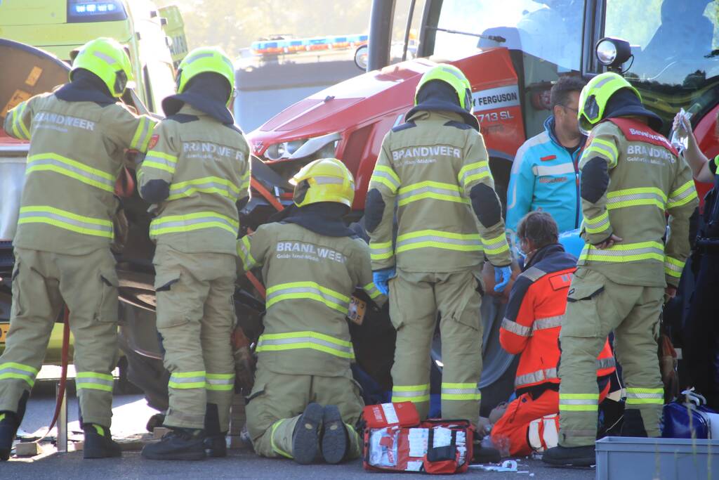 Scooter en scooterrijder bekneld onder tractor na ongeval