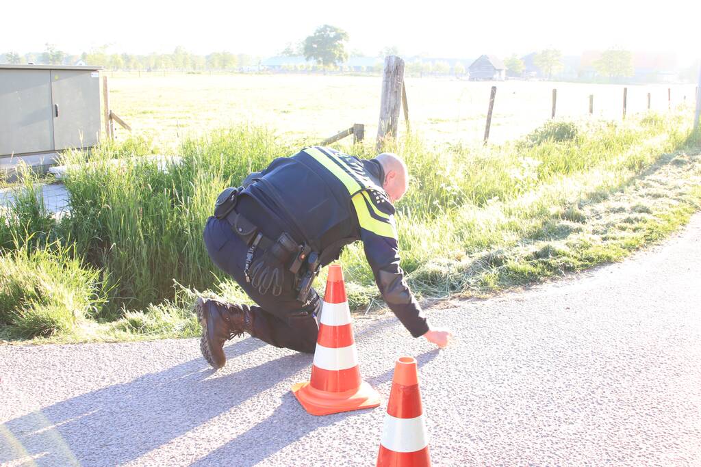 Scooter en scooterrijder bekneld onder tractor na ongeval