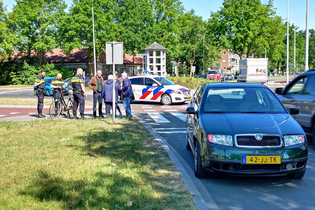 Fietser gewond na aanrijding op rotonde