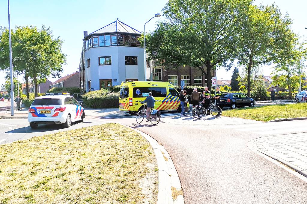 Fietser gewond na aanrijding op rotonde