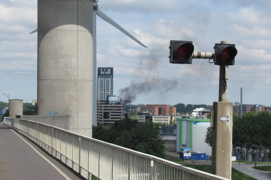 Auto uitgebrand bij verkeersongeval