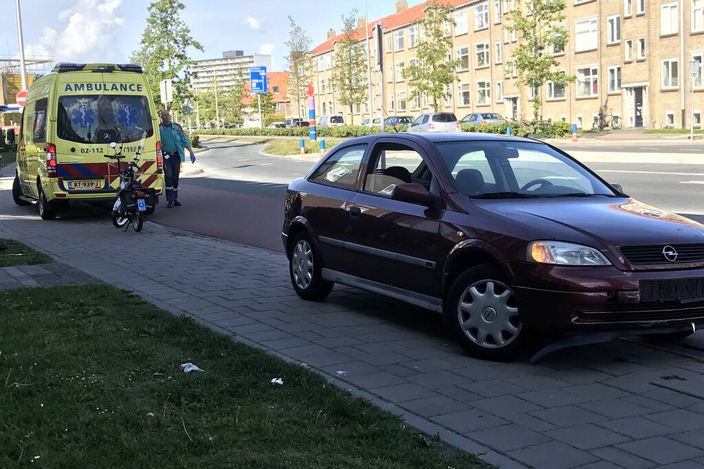 Snorfietser gewond bij aanrijding met auto