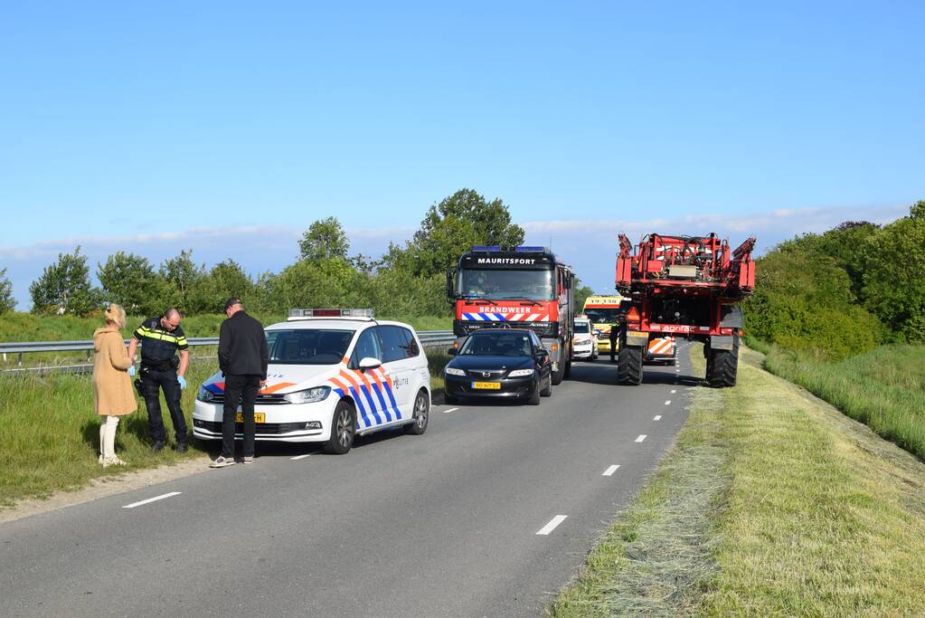 Automobilist knalt in vangrail