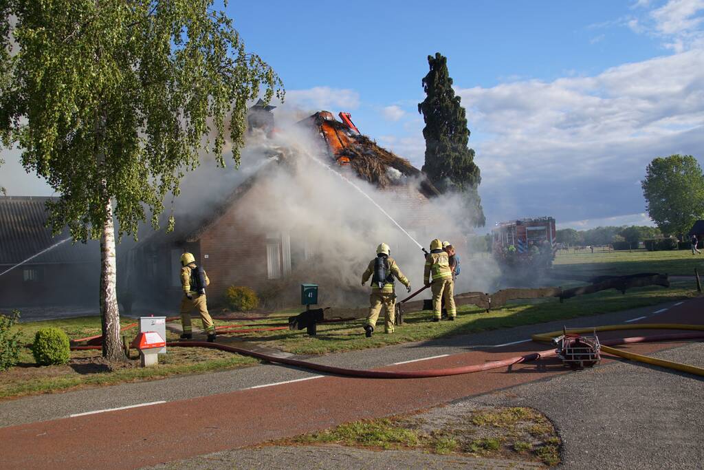 Rieten dak van woning volledig in brand
