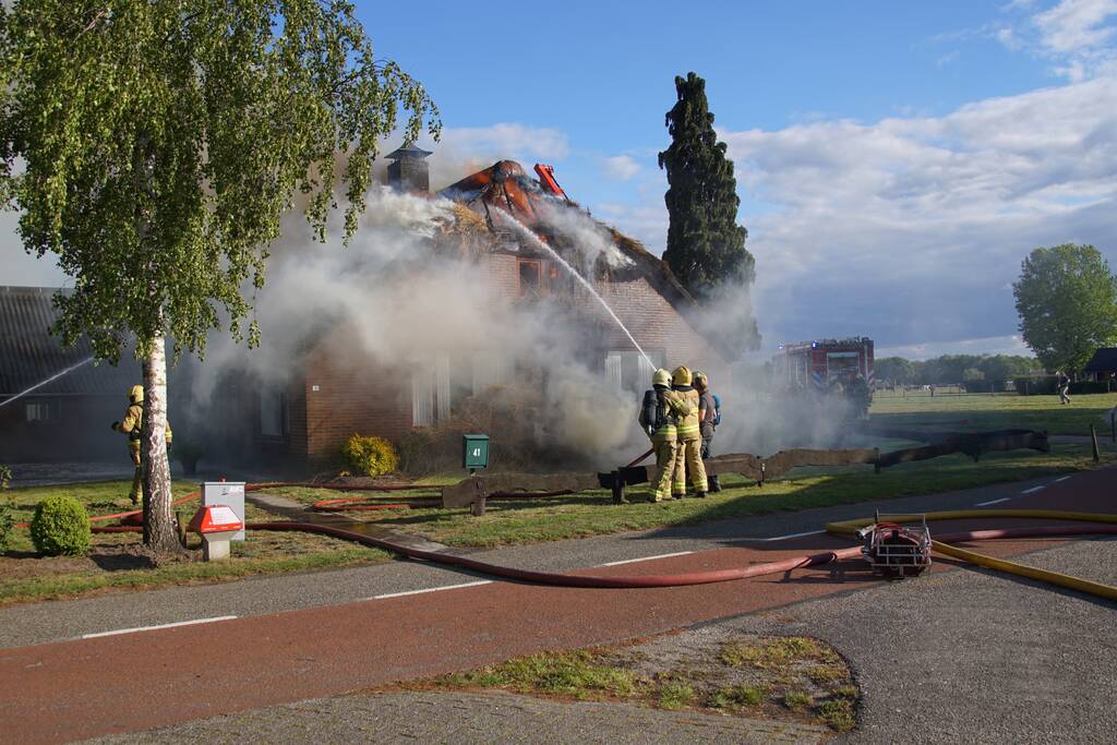Rieten dak van woning volledig in brand