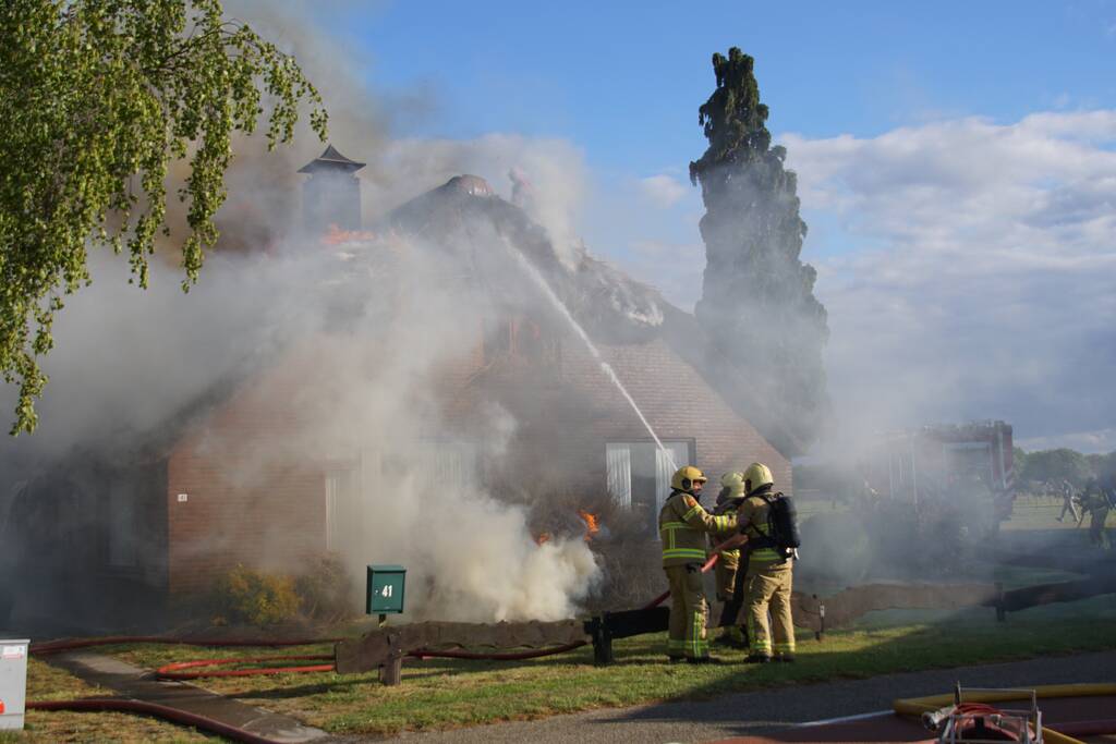 Rieten dak van woning volledig in brand