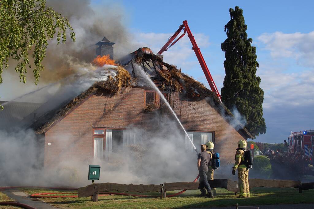 Rieten dak van woning volledig in brand