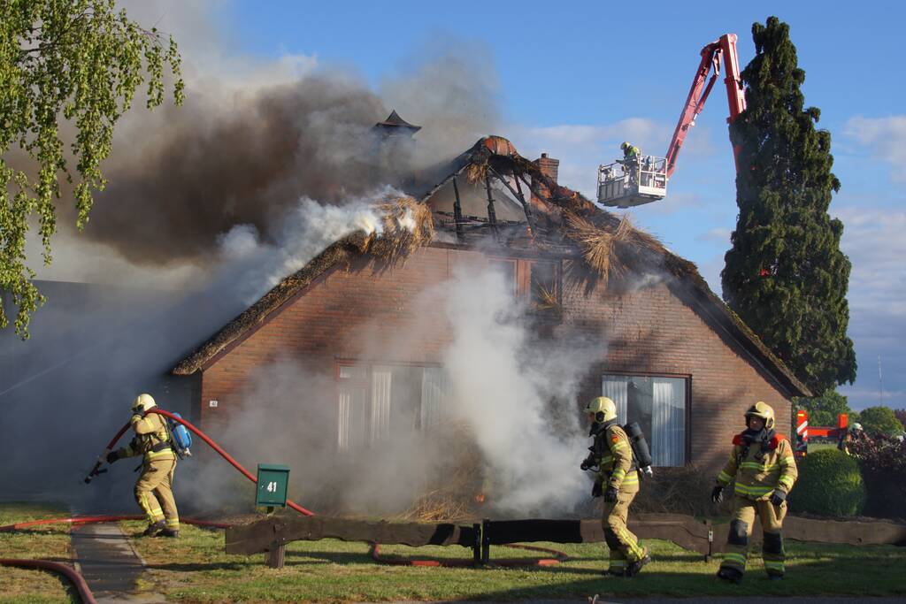 Rieten dak van woning volledig in brand