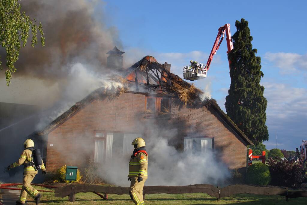 Rieten dak van woning volledig in brand
