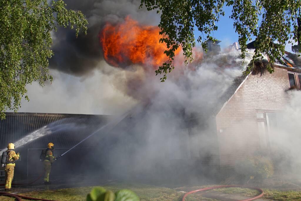 Rieten dak van woning volledig in brand