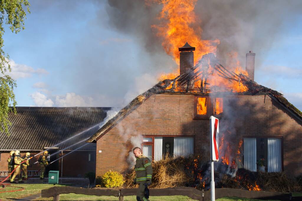 Rieten dak van woning volledig in brand