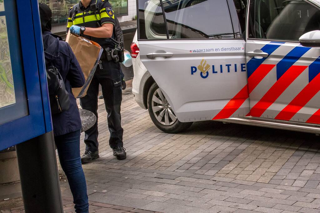 Wijkagent ziet grote tank lachgas in auto